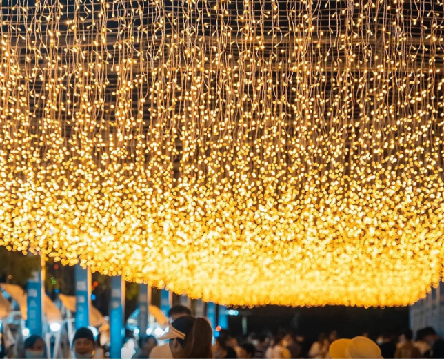 Instalatie Luminoasa cu Franjuri Lungi 1m, Lungime 25m, 640 LED Alb Cald, 8 Jocuri de Lumini, Fir Alb, Interconectabila pentru Exterior si Interior