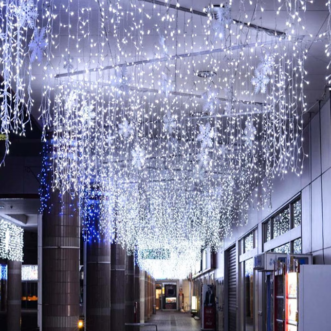 Instalatie Luminoasa cu Franjuri Lungi 1m, Lungime 25m, 640 LED Alb Rece, 8 Jocuri de Lumini, Fir Alb, Interconectabila pentru Exterior si Interior